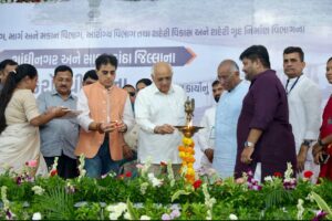 માનનીય કેન્દ્રીય ગૃહ અને સહકાર મંત્રી શ્રી Amit Shah દ્વારા વર્ચ્યુઅલ માધ્યમથી ગાંધીનગર અને સાબરકાંઠા જિલ્લાના આરોગ્ય, માર્ગ અને મકાન, શહેરી વિકાસ તથા જળ સંપતિ સહિત વિવિધ વિભાગોના કુલ ₹815 કરોડથી વધુના વિકાસ કામોનું ઈ-લોકાર્પણ અને ઈ-ખાતમુહૂર્ત માનનીય મુખ્યમંત્રી શ્રી Bhupendra Patel ની વિશેષ ઉપસ્થિતિમાં કરવામાં આવ્યું. આદરણીય અમિતભાઈએ વિકાસ કામોની આ યાત્રાને વણથંભી રાખવાની ટીમ ગુજરાતની પ્રતિબદ્ધતાને બિરદાવી, વિકાસ કામોના શુભારંભ બદલ સૌ નાગરિકોને અભિનંદન પાઠવ્યા.