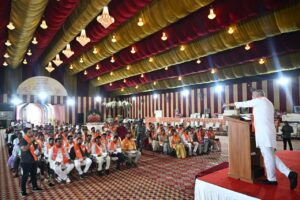 આજે વ્યારા ખાતે આયોજિત મોરચાની સંયુક્ત બેઠકમાં પ્રદેશ અધ્યક્ષ શ્રી Jagdish Panchal એ ઉપસ્થિત હોદ્દેદારો સાથે સંવાદ કરી સંગઠનાત્મક માર્ગદર્શન આપ્યું. આ પ્રસંગે પ્રદેશ મહામંત્રી ડૉ.પ્રશાંતભાઈ કોરાટ, સાંસદ શ્રી પ્રભુભાઈ વસાવા, જિલ્લા પ્રમુખ શ્રી સૂરજભાઈ વસાવા સહિત હોદ્દેદારો ઉપસ્થિત રહ્યાં.  #One_Day_One_Assembly