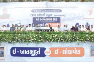 માનનીય કેન્દ્રીય ગૃહ અને સહકાર મંત્રી શ્રી Amit Shah દ્વારા વર્ચ્યુઅલ માધ્યમથી ગાંધીનગર અને સાબરકાંઠા જિલ્લાના આરોગ્ય, માર્ગ અને મકાન, શહેરી વિકાસ તથા જળ સંપતિ સહિત વિવિધ વિભાગોના કુલ ₹815 કરોડથી વધુના વિકાસ કામોનું ઈ-લોકાર્પણ અને ઈ-ખાતમુહૂર્ત માનનીય મુખ્યમંત્રી શ્રી Bhupendra Patel ની વિશેષ ઉપસ્થિતિમાં કરવામાં આવ્યું. આદરણીય અમિતભાઈએ વિકાસ કામોની આ યાત્રાને વણથંભી રાખવાની ટીમ ગુજરાતની પ્રતિબદ્ધતાને બિરદાવી, વિકાસ કામોના શુભારંભ બદલ સૌ નાગરિકોને અભિનંદન પાઠવ્યા.