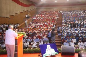 માનનીય મુખ્યમંત્રી શ્રી Bhupendra Patel એ આજે અમદાવાદ ખાતેથી 'સમરસ વિદ્યા સેતુ અભિયાન'નો રાજ્યવ્યાપી શુભારંભ કરાવ્યો. આ અવસરે માનનીય મુખ્યમંત્રીશ્રીએ શિક્ષણ ક્ષેત્ર સાથે સંકળાઈને ઉમદા કામગીરી કરી રહેલ સામાજિક સંસ્થાઓ તેમજ ડ્રોપઆઉટ થયેલા વિધાર્થીઓનો પુનઃપ્રવેશ કરાવનાર શિક્ષકોને સન્માનિત કર્યાં હતા. આ પ્રસંગે કેબિનેટ મંત્રી શ્રી પ્રદ્યુમનભાઈ વાજા, રાજ્યકક્ષાના મંત્રી શ્રીમતી રિવાબા જાડેજા, શ્રીમતી દર્શનાબેન વાઘેલા અને મેયર શ્રી હિતેશભાઈ બારોટ ઉપસ્થિત રહ્યા.