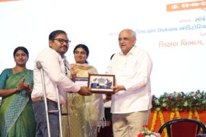 માનનીય મુખ્યમંત્રી શ્રી Bhupendra Patel એ આજે અમદાવાદ ખાતેથી 'સમરસ વિદ્યા સેતુ અભિયાન'નો રાજ્યવ્યાપી શુભારંભ કરાવ્યો. આ અવસરે માનનીય મુખ્યમંત્રીશ્રીએ શિક્ષણ ક્ષેત્ર સાથે સંકળાઈને ઉમદા કામગીરી કરી રહેલ સામાજિક સંસ્થાઓ તેમજ ડ્રોપઆઉટ થયેલા વિધાર્થીઓનો પુનઃપ્રવેશ કરાવનાર શિક્ષકોને સન્માનિત કર્યાં હતા. આ પ્રસંગે કેબિનેટ મંત્રી શ્રી પ્રદ્યુમનભાઈ વાજા, રાજ્યકક્ષાના મંત્રી શ્રીમતી રિવાબા જાડેજા, શ્રીમતી દર્શનાબેન વાઘેલા અને મેયર શ્રી હિતેશભાઈ બારોટ ઉપસ્થિત રહ્યા.