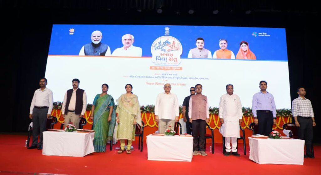માનનીય મુખ્યમંત્રી શ્રી Bhupendra Patel એ આજે અમદાવાદ ખાતેથી 'સમરસ વિદ્યા સેતુ અભિયાન'નો રાજ્યવ્યાપી શુભારંભ કરાવ્યો. આ અવસરે માનનીય મુખ્યમંત્રીશ્રીએ શિક્ષણ ક્ષેત્ર સાથે સંકળાઈને ઉમદા કામગીરી કરી રહેલ સામાજિક સંસ્થાઓ તેમજ ડ્રોપઆઉટ થયેલા વિધાર્થીઓનો પુનઃપ્રવેશ કરાવનાર શિક્ષકોને સન્માનિત કર્યાં હતા. આ પ્રસંગે કેબિનેટ મંત્રી શ્રી પ્રદ્યુમનભાઈ વાજા, રાજ્યકક્ષાના મંત્રી શ્રીમતી રિવાબા જાડેજા, શ્રીમતી દર્શનાબેન વાઘેલા અને મેયર શ્રી હિતેશભાઈ બારોટ ઉપસ્થિત રહ્યા.