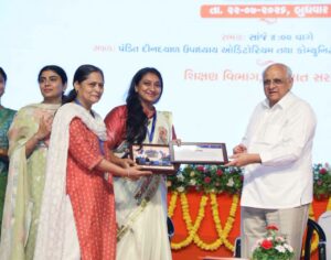 માનનીય મુખ્યમંત્રી શ્રી Bhupendra Patel એ આજે અમદાવાદ ખાતેથી 'સમરસ વિદ્યા સેતુ અભિયાન'નો રાજ્યવ્યાપી શુભારંભ કરાવ્યો. આ અવસરે માનનીય મુખ્યમંત્રીશ્રીએ શિક્ષણ ક્ષેત્ર સાથે સંકળાઈને ઉમદા કામગીરી કરી રહેલ સામાજિક સંસ્થાઓ તેમજ ડ્રોપઆઉટ થયેલા વિધાર્થીઓનો પુનઃપ્રવેશ કરાવનાર શિક્ષકોને સન્માનિત કર્યાં હતા. આ પ્રસંગે કેબિનેટ મંત્રી શ્રી પ્રદ્યુમનભાઈ વાજા, રાજ્યકક્ષાના મંત્રી શ્રીમતી રિવાબા જાડેજા, શ્રીમતી દર્શનાબેન વાઘેલા અને મેયર શ્રી હિતેશભાઈ બારોટ ઉપસ્થિત રહ્યા.