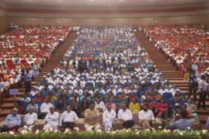 માનનીય મુખ્યમંત્રી શ્રી Bhupendra Patel એ આજે અમદાવાદ ખાતેથી 'સમરસ વિદ્યા સેતુ અભિયાન'નો રાજ્યવ્યાપી શુભારંભ કરાવ્યો. આ અવસરે માનનીય મુખ્યમંત્રીશ્રીએ શિક્ષણ ક્ષેત્ર સાથે સંકળાઈને ઉમદા કામગીરી કરી રહેલ સામાજિક સંસ્થાઓ તેમજ ડ્રોપઆઉટ થયેલા વિધાર્થીઓનો પુનઃપ્રવેશ કરાવનાર શિક્ષકોને સન્માનિત કર્યાં હતા. આ પ્રસંગે કેબિનેટ મંત્રી શ્રી પ્રદ્યુમનભાઈ વાજા, રાજ્યકક્ષાના મંત્રી શ્રીમતી રિવાબા જાડેજા, શ્રીમતી દર્શનાબેન વાઘેલા અને મેયર શ્રી હિતેશભાઈ બારોટ ઉપસ્થિત રહ્યા.