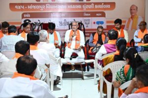 પ્રદેશ અધ્યક્ષ શ્રી Jagdish Panchal એ માંજલપુર વિધાનસભા પેટાચૂંટણી અંતર્ગત આજે વડોદરાના વરિષ્ઠ આગેવાનો અને હોદ્દેદારો સાથે બેઠક યોજી અને આગામી આયોજનો અંગે ચર્ચા કરી.