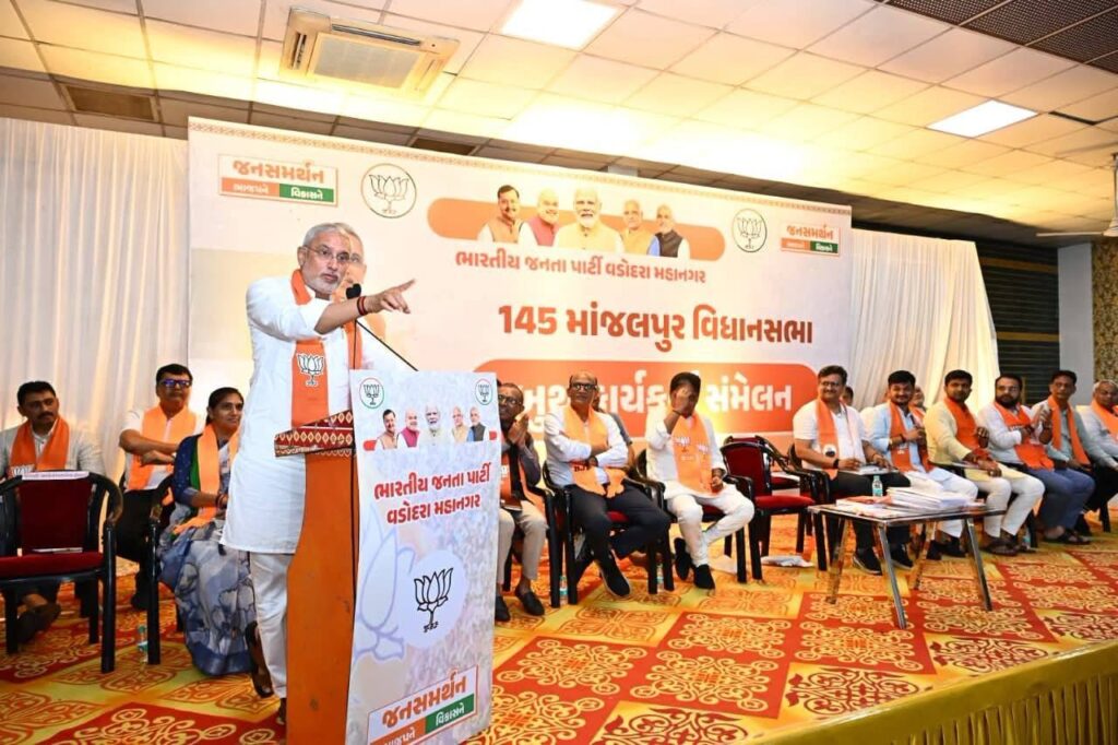 માંજલપુરના દરેક બૂથ પર ખીલશે કમળ!  માજલપુર વિધાનસભા પેટાચૂંટણી અંતર્ગત યોજાયેલા બૂથ કાર્યકર્તા સંમેલનમાં પ્રદેશ અધ્યક્ષ શ્રી Jagdish Panchal એ કાર્યકર્તાઓ સાથે સંવાદ કર્યો. આ પ્રસંગે પ્રદેશ અધ્યક્ષશ્રીએ ભારતીય જનતા પાર્ટીને પ્રચંડ વિજય અપાવવા આહ્વાન કર્યું.