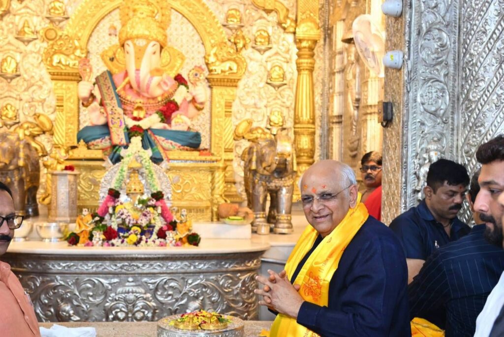 માનનીય મુખ્યમંત્રી શ્રી Bhupendra Patel એ આજે પુણે ખાતે શ્રીમંત દગડુશેઠ હલવાઈ ગણપતિ મંદિરે દર્શન કરી સૌની સુખાકારી માટે પ્રાર્થના કરી.