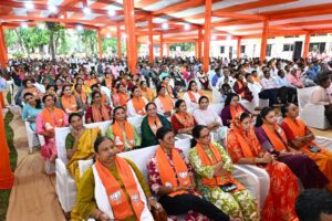 પ્રદેશ અધ્યક્ષ શ્રી Jagdish Panchal એ આજે ગુરુ પૂર્ણિમાના પાવન પર્વે ગાંધીનગર સ્થિત સંત શિરોમણિ શ્રી ગુરુ રવિદાસ મહારાજના મંદિરે દર્શન-પૂજન કરી સમૂહ આરતીમાં ભાગ લીધો અને 'સમરસતા સંકલ્પ સભા'માં નાગરિકો અને કાર્યકર્તાઓ સાથે સંવાદ કર્યો. સમગ્ર દેશમાં સંત શિરોમણિ શ્રી ગુરુ રવિદાસ મહારાજની 650મી જયંતી નિમિત્તે 'સમરસતા સંકલ્પ અભિયાન' અંતર્ગત વિવિધ કાર્યક્રમોનું આયોજન કરવામાં આવશે, જેના દ્વારા જન-જન સુધી સામાજિક સમરસતાનો સંદેશ પહોંચાડવામાં આવશે. આ પ્રસંગે પ્રદેશ અનુ.જાતિ મોરચાના પ્રમુખ શ્રી કિરીટભાઈ સોલંકી, ગાંધીનગર મહાનગરના પ્રમુખ શ્રી આશિષભાઈ દવે સહિત હોદ્દેદારો અને કાર્યકર્તાઓ ઉપસ્થિત રહ્યાં.