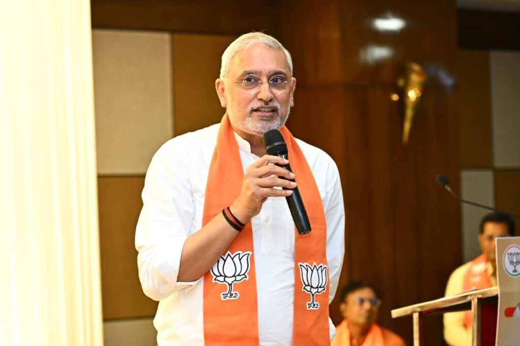 પ્રદેશ અધ્યક્ષ શ્રી Jagdish Panchal એ આજે 'પ્રોફેશનલ્સ મીટ'માં માંજલપુર વિધાનસભાના પ્રતિષ્ઠિત નાગરિકો સાથે સંવાદ કર્યો. આ પ્રસંગે તેમણે ઉપસ્થિત નાગરિકોને ભાજપ સરકારની જનકલ્યાણકારી અને વિકાસલક્ષી યોજનાઓ તેમજ નીતિઓથી અવગત કરાવ્યા