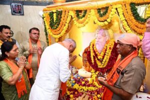 પ્રદેશ અધ્યક્ષ શ્રી Jagdish Panchal એ આજે ગુરુ પૂર્ણિમાના પાવન પર્વે ગાંધીનગર સ્થિત સંત શિરોમણિ શ્રી ગુરુ રવિદાસ મહારાજના મંદિરે દર્શન-પૂજન કરી સમૂહ આરતીમાં ભાગ લીધો અને 'સમરસતા સંકલ્પ સભા'માં નાગરિકો અને કાર્યકર્તાઓ સાથે સંવાદ કર્યો. સમગ્ર દેશમાં સંત શિરોમણિ શ્રી ગુરુ રવિદાસ મહારાજની 650મી જયંતી નિમિત્તે 'સમરસતા સંકલ્પ અભિયાન' અંતર્ગત વિવિધ કાર્યક્રમોનું આયોજન કરવામાં આવશે, જેના દ્વારા જન-જન સુધી સામાજિક સમરસતાનો સંદેશ પહોંચાડવામાં આવશે. આ પ્રસંગે પ્રદેશ અનુ.જાતિ મોરચાના પ્રમુખ શ્રી કિરીટભાઈ સોલંકી, ગાંધીનગર મહાનગરના પ્રમુખ શ્રી આશિષભાઈ દવે સહિત હોદ્દેદારો અને કાર્યકર્તાઓ ઉપસ્થિત રહ્યાં.