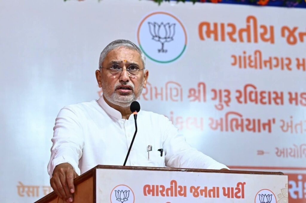 પ્રદેશ અધ્યક્ષ શ્રી Jagdish Panchal એ આજે ગુરુ પૂર્ણિમાના પાવન પર્વે ગાંધીનગર સ્થિત સંત શિરોમણિ શ્રી ગુરુ રવિદાસ મહારાજના મંદિરે દર્શન-પૂજન કરી સમૂહ આરતીમાં ભાગ લીધો અને 'સમરસતા સંકલ્પ સભા'માં નાગરિકો અને કાર્યકર્તાઓ સાથે સંવાદ કર્યો. સમગ્ર દેશમાં સંત શિરોમણિ શ્રી ગુરુ રવિદાસ મહારાજની 650મી જયંતી નિમિત્તે 'સમરસતા સંકલ્પ અભિયાન' અંતર્ગત વિવિધ કાર્યક્રમોનું આયોજન કરવામાં આવશે, જેના દ્વારા જન-જન સુધી સામાજિક સમરસતાનો સંદેશ પહોંચાડવામાં આવશે. આ પ્રસંગે પ્રદેશ અનુ.જાતિ મોરચાના પ્રમુખ શ્રી કિરીટભાઈ સોલંકી, ગાંધીનગર મહાનગરના પ્રમુખ શ્રી આશિષભાઈ દવે સહિત હોદ્દેદારો અને કાર્યકર્તાઓ ઉપસ્થિત રહ્યાં.