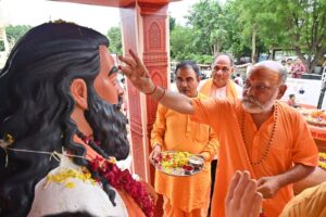 સમરસતાની અખંડ જ્યોત!  'સમરસતા સંકલ્પ અભિયાન' અંતર્ગત યોજાયેલી કળશ યાત્રાનું ગાંધીનગર જિલ્લામાં આગમન થતા ભવ્ય સ્વાગત કરવામાં આવ્યું. આ પ્રસંગે નાગરિકો, સામાજિક આગેવાનો અને કાર્યકર્તાઓએ સંત શિરોમણી શ્રી ગુરુ રવિદાસ મહારાજના ચરણોમાં શ્રદ્ધાસુમન અર્પણ કરી ભાવવંદના કરી.
