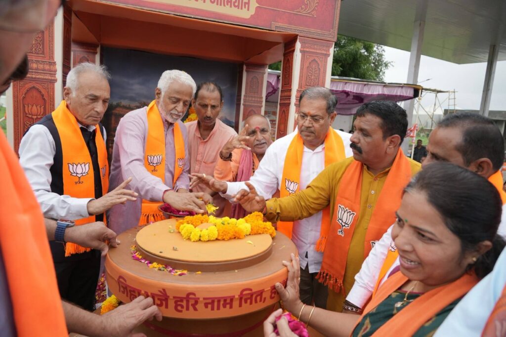रैदास इक ही बूंद सो, सब ही भयो वित्थार। मुरखि हैं तो करत हैं, बरन अवरन विचार॥ મહેસાણા જિલ્લાના બ્રાહ્મણવાડા, ઊંઝા અને ઉનાવા ખાતે 'કળશ યાત્રા'નું ભવ્ય સ્વાગત કરવામાં આવ્યું.  આ કળશ યાત્રાને મળી રહેલો અભૂતપૂર્વ જનઆવકાર સમરસતા અને સામાજિક એકતાના મૂલ્યો પ્રત્યે સમાજની અતૂટ આસ્થા અને અડગ પ્રતિબદ્ધતાનું પ્રેરણાદાયી પ્રતિબિંબ છે.