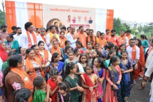 ધન્ય ધન્ય રોહિદાસ જેવા સંતને...! સમરસતા સંકલ્પ અભિયાન અંતર્ગત કાશીથી કર્ણાવતી સુધી નીકળેલી ભવ્ય કળશ યાત્રાનું ગાંધીનગર મહાનગરમાં આગમન થયું. આ પ્રસંગે ગાંધીનગરના નાગરિકો, કાર્યકર્તાઓ અને અગ્રણીઓએ સંત શિરોમણી રવિદાસ મહારાજના દર્શન કરી કળશ પૂજન કર્યું.