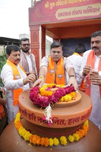 रैदास इक ही बूंद सो, सब ही भयो वित्थार। मुरखि हैं तो करत हैं, बरन अवरन विचार॥ મહેસાણા જિલ્લાના બ્રાહ્મણવાડા, ઊંઝા અને ઉનાવા ખાતે 'કળશ યાત્રા'નું ભવ્ય સ્વાગત કરવામાં આવ્યું. આ કળશ યાત્રાને મળી રહેલો અભૂતપૂર્વ જનઆવકાર સમરસતા અને સામાજિક એકતાના મૂલ્યો પ્રત્યે સમાજની અતૂટ આસ્થા અને અડગ પ્રતિબદ્ધતાનું પ્રેરણાદાયી પ્રતિબિંબ છે.