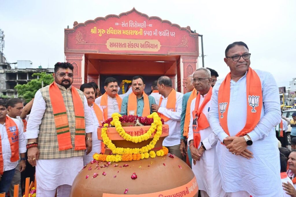 માનવતા અને સમરસતાના પથદર્શક સંત શિરોમણી શ્રી ગુરુ રવિદાસ મહારાજના આદર્શો સમગ્ર માનવજાત માટે સદૈવ માર્ગદર્શક રહ્યા છે.  સંત શિરોમણી શ્રી ગુરુ રવિદાસ મહારાજની 650મી જયંતી નિમિત્તે આયોજિત કળશ યાત્રાનું મહેસાણા શહેરના વિવિધ સ્થળોએ તથા નંદાસણ ખાતે નાગરિકો તથા સામાજિક આગેવાનો દ્વારા ભવ્ય સ્વાગત કરવામાં આવ્યું. #SamrastaSankalpAbhiyan