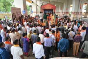 ધન્ય ધન્ય રોહિદાસ જેવા સંતને...! સમરસતા સંકલ્પ અભિયાન અંતર્ગત કાશીથી કર્ણાવતી સુધી નીકળેલી ભવ્ય કળશ યાત્રાનું ગાંધીનગર મહાનગરમાં આગમન થયું. આ પ્રસંગે ગાંધીનગરના નાગરિકો, કાર્યકર્તાઓ અને અગ્રણીઓએ સંત શિરોમણી રવિદાસ મહારાજના દર્શન કરી કળશ પૂજન કર્યું.