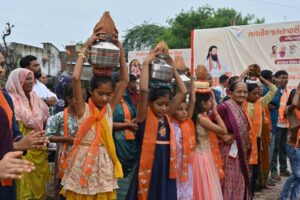 સમરસતાની અખંડ જ્યોત!  'સમરસતા સંકલ્પ અભિયાન' અંતર્ગત યોજાયેલી કળશ યાત્રાનું ગાંધીનગર જિલ્લામાં આગમન થતા ભવ્ય સ્વાગત કરવામાં આવ્યું. આ પ્રસંગે નાગરિકો, સામાજિક આગેવાનો અને કાર્યકર્તાઓએ સંત શિરોમણી શ્રી ગુરુ રવિદાસ મહારાજના ચરણોમાં શ્રદ્ધાસુમન અર્પણ કરી ભાવવંદના કરી.