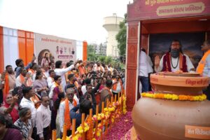 ધન્ય ધન્ય રોહિદાસ જેવા સંતને...! સમરસતા સંકલ્પ અભિયાન અંતર્ગત કાશીથી કર્ણાવતી સુધી નીકળેલી ભવ્ય કળશ યાત્રાનું ગાંધીનગર મહાનગરમાં આગમન થયું. આ પ્રસંગે ગાંધીનગરના નાગરિકો, કાર્યકર્તાઓ અને અગ્રણીઓએ સંત શિરોમણી રવિદાસ મહારાજના દર્શન કરી કળશ પૂજન કર્યું.
