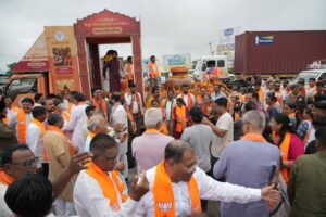 रैदास इक ही बूंद सो, सब ही भयो वित्थार। मुरखि हैं तो करत हैं, बरन अवरन विचार॥ મહેસાણા જિલ્લાના બ્રાહ્મણવાડા, ઊંઝા અને ઉનાવા ખાતે 'કળશ યાત્રા'નું ભવ્ય સ્વાગત કરવામાં આવ્યું.  આ કળશ યાત્રાને મળી રહેલો અભૂતપૂર્વ જનઆવકાર સમરસતા અને સામાજિક એકતાના મૂલ્યો પ્રત્યે સમાજની અતૂટ આસ્થા અને અડગ પ્રતિબદ્ધતાનું પ્રેરણાદાયી પ્રતિબિંબ છે.