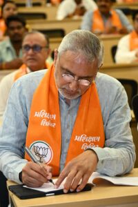 પંડિત દીનદયાળ ઉપાધ્યાય પ્રશિક્ષણ મહાઅભિયાન અંતર્ગત આજે કલોલ ખાતે પ્રદેશ અધ્યક્ષ શ્રી Jagdish Panchal ની અધ્યક્ષતામાં અને પ્રદેશ સંગઠન મહામંત્રી શ્રી રત્નાકરજીની વિશેષ ઉપસ્થિતિમાં જિલ્લા-મહાનગર પ્રશિક્ષણ વર્ગ સંદર્ભે પ્રશિક્ષક પ્રશિક્ષણ કાર્યશાળા તથા આયોજન બેઠક યોજાઈ.