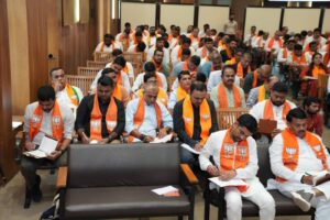 'હર ઘર તિરંગા' અભિયાન અંતર્ગત આજે પ્રદેશ કાર્યાલય 'શ્રી કમલમ્' ખાતે પ્રદેશ અધ્યક્ષ શ્રી Jagdish Panchal ના અધ્યક્ષસ્થાને પ્રદેશ બેઠક યોજાઈ. આ બેઠકમાં પ્રદેશ સંગઠન મહામંત્રી શ્રી રત્નાકરજી, પ્રદેશ મહામંત્રી ડૉ.પ્રશાંતભાઈ કોરાટ, શ્રી અનિરુદ્ધભાઈ દવે, શ્રી અજયભાઈ બ્રહ્મભટ્ટ, શ્રી હિતેન્દ્રસિંહ ચૌહાણ અને અભિયાનના ઇન્ચાર્જ શ્રી પ્રદીપભાઈ પરમાર તથા પ્રદેશ પદાધિકારીઓ, જિલ્લા પ્રમુખ-પ્રભારીઓ અને હોદ્દેદારો ઉપસ્થિત રહ્યાં.