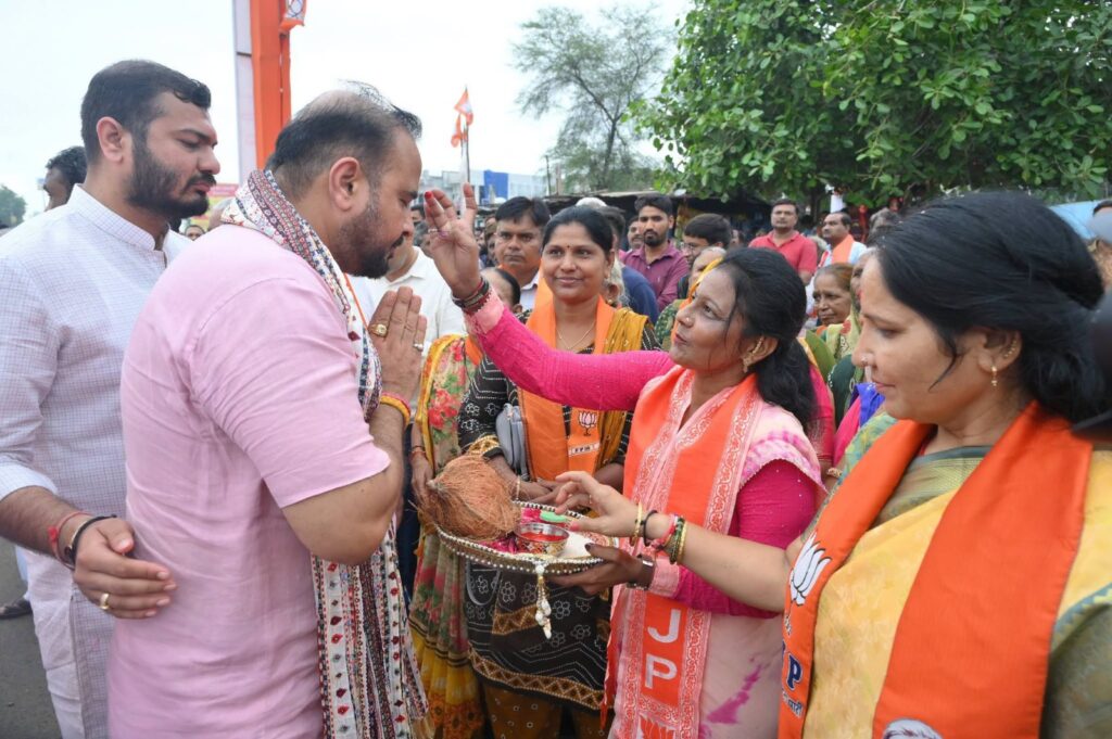 સમરસતાની અખંડ જ્યોત!  'સમરસતા સંકલ્પ અભિયાન' અંતર્ગત યોજાયેલી કળશ યાત્રાનું ગાંધીનગર જિલ્લામાં આગમન થતા ભવ્ય સ્વાગત કરવામાં આવ્યું. આ પ્રસંગે નાગરિકો, સામાજિક આગેવાનો અને કાર્યકર્તાઓએ સંત શિરોમણી શ્રી ગુરુ રવિદાસ મહારાજના ચરણોમાં શ્રદ્ધાસુમન અર્પણ કરી ભાવવંદના કરી.