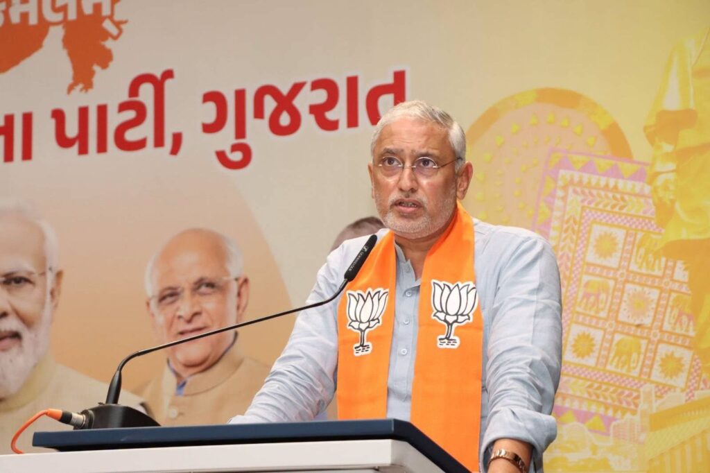 'હર ઘર તિરંગા' અભિયાન અંતર્ગત આજે પ્રદેશ કાર્યાલય 'શ્રી કમલમ્' ખાતે પ્રદેશ અધ્યક્ષ શ્રી Jagdish Panchal ના અધ્યક્ષસ્થાને પ્રદેશ બેઠક યોજાઈ. આ બેઠકમાં પ્રદેશ સંગઠન મહામંત્રી શ્રી રત્નાકરજી, પ્રદેશ મહામંત્રી ડૉ.પ્રશાંતભાઈ કોરાટ, શ્રી અનિરુદ્ધભાઈ દવે, શ્રી અજયભાઈ બ્રહ્મભટ્ટ, શ્રી હિતેન્દ્રસિંહ ચૌહાણ અને અભિયાનના ઇન્ચાર્જ શ્રી પ્રદીપભાઈ પરમાર તથા પ્રદેશ પદાધિકારીઓ, જિલ્લા પ્રમુખ-પ્રભારીઓ અને હોદ્દેદારો ઉપસ્થિત રહ્યાં.