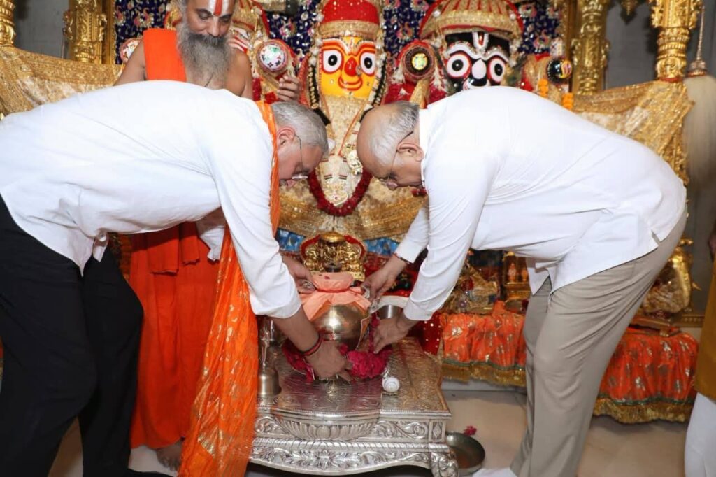 સંત શિરોમણી શ્રી ગુરુ રવિદાસ મહારાજની 650મી જયંતી નિમિત્તે આયોજિત 'સમરસતા સંકલ્પ અભિયાન' અંતર્ગત કાશીની પાવન માટી સાથે કર્ણાવતી મહાનગર પહોંચેલી 'કળશ યાત્રા'નું માનનીય મુખ્યમંત્રી શ્રી Bhupendra Patel  અને પ્રદેશ અધ્યક્ષ શ્રી Jagdish Panchal  દ્વારા ભવ્ય સ્વાગત કરવામાં આવ્યું. આ અવસરે માનનીય મુખ્યમંત્રીશ્રી અને પ્રદેશ અધ્યક્ષશ્રી દ્વારા શ્રી જગન્નાથજી મંદિરમાં પવિત્ર કળશનું વિધિવત્ પૂજન અને સ્થાપન કરવામાં આવ્યું.