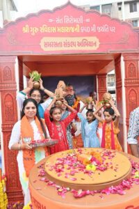 સમરસતાની અખંડ જ્યોત!  'સમરસતા સંકલ્પ અભિયાન' અંતર્ગત યોજાયેલી કળશ યાત્રાનું ગાંધીનગર જિલ્લામાં આગમન થતા ભવ્ય સ્વાગત કરવામાં આવ્યું. આ પ્રસંગે નાગરિકો, સામાજિક આગેવાનો અને કાર્યકર્તાઓએ સંત શિરોમણી શ્રી ગુરુ રવિદાસ મહારાજના ચરણોમાં શ્રદ્ધાસુમન અર્પણ કરી ભાવવંદના કરી.