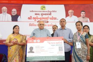 ગાંધીનગર સ્થાપના દિવસ નિમિત્તે માનનીય મુખ્યમંત્રી શ્રી Bhupendra Patel એ આજે લાભાર્થીઓને વિવિધ યોજનાકીય લાભ અને સહાય, પોષણ કિટ તેમજ વિદ્યાર્થીઓને સ્પર્ધાત્મક પરીક્ષા માટે પુસ્તક કીટનું વિતરણ કર્યું. આ પ્રસંગે માનનીય મુખ્યમંત્રીશ્રીએ ગાંધીનગર શહેરની સ્વચ્છતા માટે પ્રશંસનીય કામગીરી કરનાર સફાઈ કર્મચારીઓને ;શ્રેષ્ઠ સફાઈ કર્મચારી' તરીકે પ્રત્યેકને ₹10,000ના પુરસ્કાર આપી સન્માનિત કરવામાં આવ્યા.