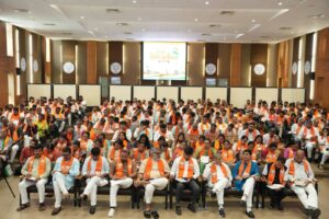 'હર ઘર તિરંગા' અભિયાન અંતર્ગત આજે પ્રદેશ કાર્યાલય 'શ્રી કમલમ્' ખાતે પ્રદેશ અધ્યક્ષ શ્રી Jagdish Panchal ના અધ્યક્ષસ્થાને પ્રદેશ બેઠક યોજાઈ. આ બેઠકમાં પ્રદેશ સંગઠન મહામંત્રી શ્રી રત્નાકરજી, પ્રદેશ મહામંત્રી ડૉ.પ્રશાંતભાઈ કોરાટ, શ્રી અનિરુદ્ધભાઈ દવે, શ્રી અજયભાઈ બ્રહ્મભટ્ટ, શ્રી હિતેન્દ્રસિંહ ચૌહાણ અને અભિયાનના ઇન્ચાર્જ શ્રી પ્રદીપભાઈ પરમાર તથા પ્રદેશ પદાધિકારીઓ, જિલ્લા પ્રમુખ-પ્રભારીઓ અને હોદ્દેદારો ઉપસ્થિત રહ્યાં.