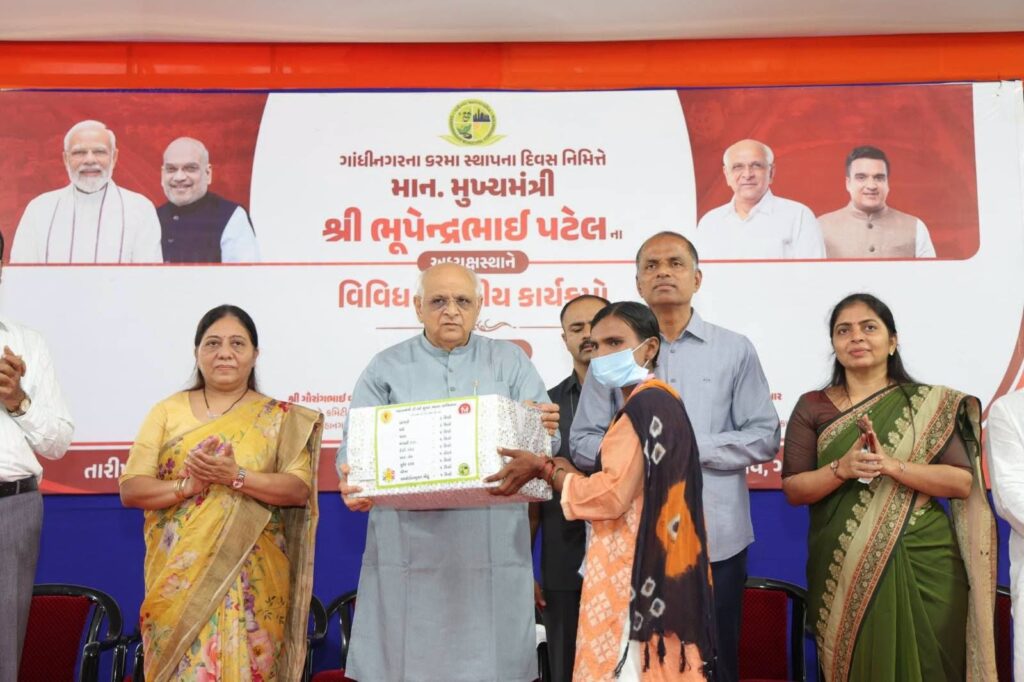 ગાંધીનગર સ્થાપના દિવસ નિમિત્તે માનનીય મુખ્યમંત્રી શ્રી Bhupendra Patel એ આજે લાભાર્થીઓને વિવિધ યોજનાકીય લાભ અને સહાય, પોષણ કિટ તેમજ વિદ્યાર્થીઓને સ્પર્ધાત્મક પરીક્ષા માટે પુસ્તક કીટનું વિતરણ કર્યું. આ પ્રસંગે માનનીય મુખ્યમંત્રીશ્રીએ ગાંધીનગર શહેરની સ્વચ્છતા માટે પ્રશંસનીય કામગીરી કરનાર સફાઈ કર્મચારીઓને ;શ્રેષ્ઠ સફાઈ કર્મચારી' તરીકે પ્રત્યેકને ₹10,000ના પુરસ્કાર આપી સન્માનિત કરવામાં આવ્યા.