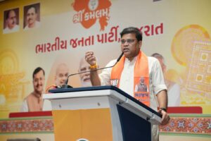 'હર ઘર તિરંગા' અભિયાન અંતર્ગત આજે પ્રદેશ કાર્યાલય 'શ્રી કમલમ્' ખાતે પ્રદેશ અધ્યક્ષ શ્રી Jagdish Panchal ના અધ્યક્ષસ્થાને પ્રદેશ બેઠક યોજાઈ. આ બેઠકમાં પ્રદેશ સંગઠન મહામંત્રી શ્રી રત્નાકરજી, પ્રદેશ મહામંત્રી ડૉ.પ્રશાંતભાઈ કોરાટ, શ્રી અનિરુદ્ધભાઈ દવે, શ્રી અજયભાઈ બ્રહ્મભટ્ટ, શ્રી હિતેન્દ્રસિંહ ચૌહાણ અને અભિયાનના ઇન્ચાર્જ શ્રી પ્રદીપભાઈ પરમાર તથા પ્રદેશ પદાધિકારીઓ, જિલ્લા પ્રમુખ-પ્રભારીઓ અને હોદ્દેદારો ઉપસ્થિત રહ્યાં.