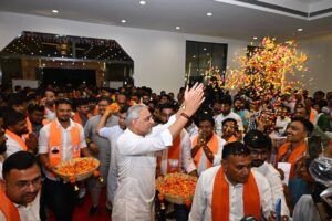 માંજલપુર વિધાનસભા પેટાચૂંટણીમાં ભારતીય જનતા પાર્ટીની ઐતિહાસિક જીત બદલ વડોદરા મહાનગર ખાતે પ્રદેશ અધ્યક્ષ શ્રી Jagdish Panchal ની વિશેષ ઉપસ્થિતિમાં 'ઋણ સ્વીકાર કાર્યક્રમ' યોજાયો.  આ અવસરે પ્રદેશ અધ્યક્ષશ્રીએ કાર્યકર્તાઓ પર પુષ્પવર્ષા કરી તેમના અવિરત પરિશ્રમ, સમર્પણ અને સંગઠન પ્રત્યેની નિષ્ઠાને વંદન કર્યા.  આ પ્રસંગે પ્રદેશ સંગઠન મહામંત્રી શ્રી રત્નાકરજી, પ્રદેશ મહામંત્રી શ્રી હિતેન્દ્રસિંહ ચૌહાણ, કેબિનેટ મંત્રી શ્રી રમણભાઈ સોલંકી, રાજ્યકક્ષાના મંત્રી ડૉ.મનીષાબેન વકીલ, પ્રદેશ ઉપાધ્યક્ષ શ્રી રસિકભાઈ પ્રજાપતિ, મહાનગરના અધ્યક્ષ ડૉ.જયપ્રકાશભાઈ સોની, મેયર શ્રીમતી ગીતાબેન મકવાણા સહિત મહાનગરના હોદ્દેદારો, ધારાસભ્યો અને મોટી સંખ્યામાં કાર્યકર્તાઓ ઉપસ્થિત રહ્યાં.
