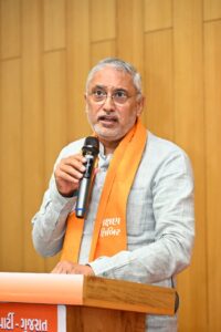 પંડિત દીનદયાળ ઉપાધ્યાય પ્રશિક્ષણ મહાઅભિયાન અંતર્ગત આજે કલોલ ખાતે પ્રદેશ અધ્યક્ષ શ્રી Jagdish Panchal ની અધ્યક્ષતામાં અને પ્રદેશ સંગઠન મહામંત્રી શ્રી રત્નાકરજીની વિશેષ ઉપસ્થિતિમાં જિલ્લા-મહાનગર પ્રશિક્ષણ વર્ગ સંદર્ભે પ્રશિક્ષક પ્રશિક્ષણ કાર્યશાળા તથા આયોજન બેઠક યોજાઈ.