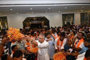 માંજલપુર વિધાનસભા પેટાચૂંટણીમાં ભારતીય જનતા પાર્ટીની ઐતિહાસિક જીત બદલ વડોદરા મહાનગર ખાતે પ્રદેશ અધ્યક્ષ શ્રી Jagdish Panchal ની વિશેષ ઉપસ્થિતિમાં 'ઋણ સ્વીકાર કાર્યક્રમ' યોજાયો.  આ અવસરે પ્રદેશ અધ્યક્ષશ્રીએ કાર્યકર્તાઓ પર પુષ્પવર્ષા કરી તેમના અવિરત પરિશ્રમ, સમર્પણ અને સંગઠન પ્રત્યેની નિષ્ઠાને વંદન કર્યા.  આ પ્રસંગે પ્રદેશ સંગઠન મહામંત્રી શ્રી રત્નાકરજી, પ્રદેશ મહામંત્રી શ્રી હિતેન્દ્રસિંહ ચૌહાણ, કેબિનેટ મંત્રી શ્રી રમણભાઈ સોલંકી, રાજ્યકક્ષાના મંત્રી ડૉ.મનીષાબેન વકીલ, પ્રદેશ ઉપાધ્યક્ષ શ્રી રસિકભાઈ પ્રજાપતિ, મહાનગરના અધ્યક્ષ ડૉ.જયપ્રકાશભાઈ સોની, મેયર શ્રીમતી ગીતાબેન મકવાણા સહિત મહાનગરના હોદ્દેદારો, ધારાસભ્યો અને મોટી સંખ્યામાં કાર્યકર્તાઓ ઉપસ્થિત રહ્યાં.