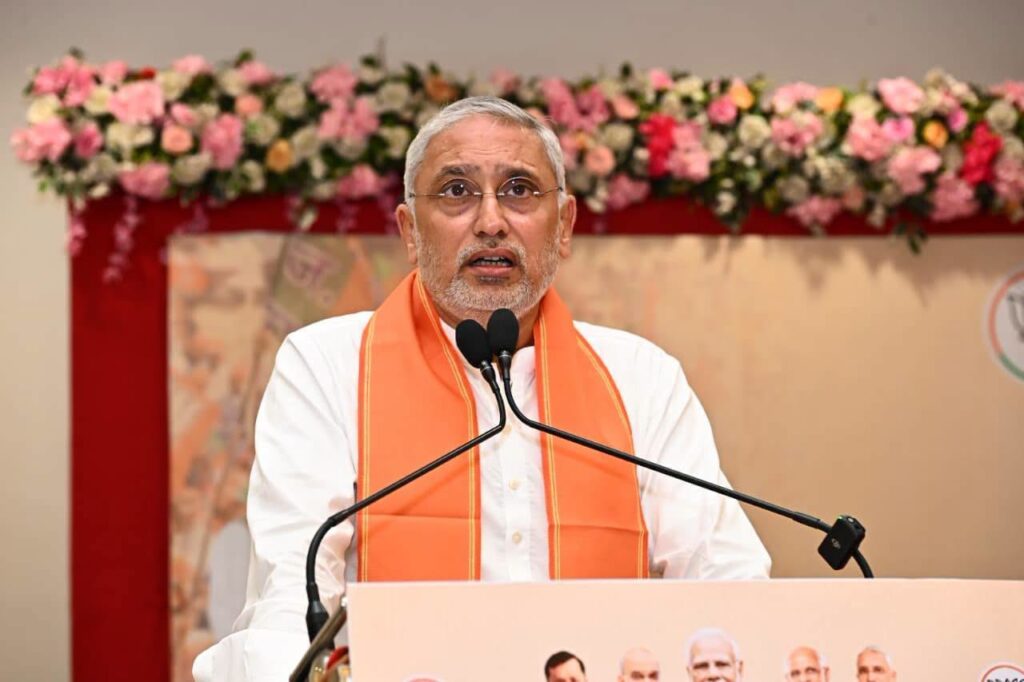 માંજલપુર વિધાનસભા પેટાચૂંટણીમાં ભારતીય જનતા પાર્ટીની ઐતિહાસિક જીત બદલ વડોદરા મહાનગર ખાતે પ્રદેશ અધ્યક્ષ શ્રી Jagdish Panchal ની વિશેષ ઉપસ્થિતિમાં 'ઋણ સ્વીકાર કાર્યક્રમ' યોજાયો.  આ અવસરે પ્રદેશ અધ્યક્ષશ્રીએ કાર્યકર્તાઓ પર પુષ્પવર્ષા કરી તેમના અવિરત પરિશ્રમ, સમર્પણ અને સંગઠન પ્રત્યેની નિષ્ઠાને વંદન કર્યા.  આ પ્રસંગે પ્રદેશ સંગઠન મહામંત્રી શ્રી રત્નાકરજી, પ્રદેશ મહામંત્રી શ્રી હિતેન્દ્રસિંહ ચૌહાણ, કેબિનેટ મંત્રી શ્રી રમણભાઈ સોલંકી, રાજ્યકક્ષાના મંત્રી ડૉ.મનીષાબેન વકીલ, પ્રદેશ ઉપાધ્યક્ષ શ્રી રસિકભાઈ પ્રજાપતિ, મહાનગરના અધ્યક્ષ ડૉ.જયપ્રકાશભાઈ સોની, મેયર શ્રીમતી ગીતાબેન મકવાણા સહિત મહાનગરના હોદ્દેદારો, ધારાસભ્યો અને મોટી સંખ્યામાં કાર્યકર્તાઓ ઉપસ્થિત રહ્યાં.
