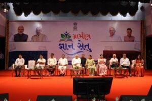 વાંચનથી જ્ઞાન, જ્ઞાનથી વિકાસ! માનનીય કેન્દ્રીય ગૃહ અને સહકાર મંત્રી શ્રી Amit Shah દ્વારા વીડિયો કોન્ફરન્સના માધ્યમથી ગાંધીનગર લોકસભા ક્ષેત્રના પુસ્તકાલયોને પરસ્પર જોડતી 'ગ્રામીણ જ્ઞાન સેતુ' એપનું લોન્ચિંગ માનનીય મુખ્યમંત્રી શ્રી Bhupendra Patel ની વિશેષ ઉપસ્થિતિમાં કરાયું.  આ એપના માધ્યમથી ગાંધીનગર લોકસભા ક્ષેત્રના તમામ પુસ્તકાલયો એકબીજા સાથે જોડાશે, જેના થકી વિદ્યાર્થીઓ અને યુવાનોને વાંચન, જ્ઞાન અને શિક્ષણની વધુ સુલભ તકો મળશે.