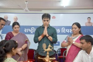 સ્વસ્થ ગુજરાત, સશક્ત ગુજરાત ગાંધીનગર ખાતે 'રાષ્ટ્રીય કૃમિ નિવારણ દિવસ' નિમિત્તે આરોગ્ય મંત્રી શ્રી પ્રફુલ પાનશેરીયાની ઉપસ્થિતિમાં બાળકોને કૃમિનાશક દવાનું વિતરણ કરવામાં આવ્યું. એનિમિયા મુક્ત ભારતના સંકલ્પ સાથે ગુજરાતના 1.84 કરોડથી વધુ 19 વર્ષ સુધીના બાળકો-કિશોરોને કૃમિનાશક દવાનું વિતરણ કરવામાં આવશે.