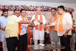 માંજલપુર વિધાનસભા પેટાચૂંટણીમાં ભારતીય જનતા પાર્ટીની ઐતિહાસિક જીત બદલ વડોદરા મહાનગર ખાતે પ્રદેશ અધ્યક્ષ શ્રી Jagdish Panchal ની વિશેષ ઉપસ્થિતિમાં 'ઋણ સ્વીકાર કાર્યક્રમ' યોજાયો.  આ અવસરે પ્રદેશ અધ્યક્ષશ્રીએ કાર્યકર્તાઓ પર પુષ્પવર્ષા કરી તેમના અવિરત પરિશ્રમ, સમર્પણ અને સંગઠન પ્રત્યેની નિષ્ઠાને વંદન કર્યા.  આ પ્રસંગે પ્રદેશ સંગઠન મહામંત્રી શ્રી રત્નાકરજી, પ્રદેશ મહામંત્રી શ્રી હિતેન્દ્રસિંહ ચૌહાણ, કેબિનેટ મંત્રી શ્રી રમણભાઈ સોલંકી, રાજ્યકક્ષાના મંત્રી ડૉ.મનીષાબેન વકીલ, પ્રદેશ ઉપાધ્યક્ષ શ્રી રસિકભાઈ પ્રજાપતિ, મહાનગરના અધ્યક્ષ ડૉ.જયપ્રકાશભાઈ સોની, મેયર શ્રીમતી ગીતાબેન મકવાણા સહિત મહાનગરના હોદ્દેદારો, ધારાસભ્યો અને મોટી સંખ્યામાં કાર્યકર્તાઓ ઉપસ્થિત રહ્યાં.