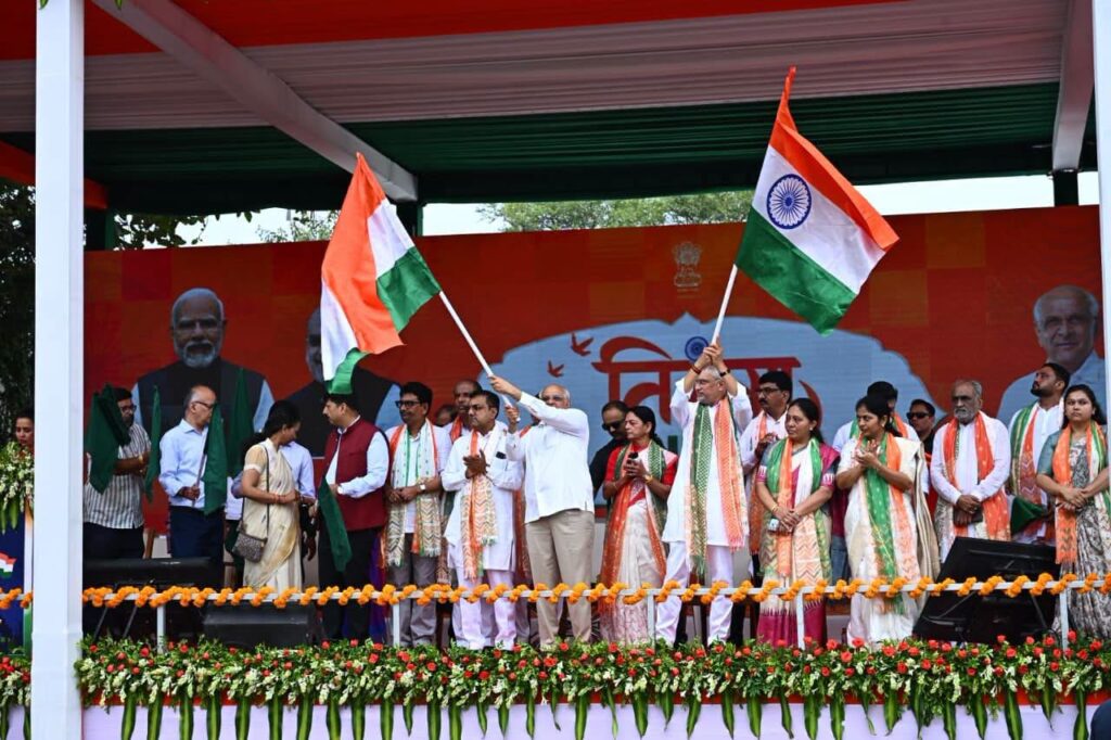 તિરંગાનો રંગ, પાટનગરનો સંગ 🇮🇳 'હર ઘર તિરંગા' અભિયાન અંતર્ગત ગાંધીનગર મહાનગર ખાતે માનનીય મુખ્યમંત્રી શ્રી Bhupendra Patel અને પ્રદેશ અધ્યક્ષ શ્રી Jagdish Panchal ની વિશેષ ઉપસ્થિતિમાં રાજ્યકક્ષાની ભવ્ય તિરંગા યાત્રા યોજાઈ. હજારો નગરજનોએ તિરંગો હાથમાં લઈ રાષ્ટ્રભક્તિના રંગે રંગાઈને 'હર ઘર તિરંગા, હર દિલ તિરંગા'ના સંકલ્પને વધુ મજબૂત બનાવ્યો.  #HarGharTiranga