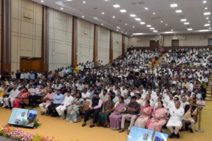 નાગરિકોના 'ઈઝ ઓફ લિવિંગ' માટે મક્કમ ભાજપ સરકાર!  માનનીય મુખ્યમંત્રી શ્રી Bhupendra Patel ના શુભહસ્તે આજે ગાંધીનગરના મહાત્મા મંદિર ખાતે રાજ્યની મહાનગરપાલિકાઓ માટે ₹2,992 કરોડ અને નગરપાલિકાઓ માટે ₹858 કરોડ, એમ કુલ ₹3,850 કરોડની રકમના ચેક સર્વાંગી વિકાસ કાર્યો માટે અર્પણ કરવામાં આવ્યા. આ અવસરે ગુજરાતના શહેરી વિકાસની 20 વર્ષની સિદ્ધિઓની સફર આલેખતી અને વડનગરની ગૌરવગાથા દર્શાવતી વિશેષ કોફી ટેબલ બુક્સનું વિમોચન કરવામાં આવ્યું.  આ પ્રસંગે કેબિનેટ મંત્રી શ્રી કનુભાઈ દેસાઈ, શ્રી જીતુભાઈ વાઘાણી, રાજ્યકક્ષાના મંત્રી શ્રીમતી દર્શનાબેન વાઘેલા, નાયબ મુખ્ય દંડક શ્રી જગદીશભાઈ મકવાણા, ગાંધીનગરના મેયર શ્રીમતી મીરાબેન પટેલ સહિત હોદ્દેદારો અને પદાધિકારીઓ ઉપસ્થિત રહ્યાં