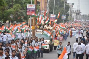 તિરંગાના રંગે રંગાયું ભરૂચ! 🇮🇳 'હર ઘર તિરંગા' અભિયાન અંતર્ગત આજે ભરૂચ ખાતે ભવ્ય તિરંગા યાત્રા યોજાઈ. બાળકોથી લઈને વડીલો સુધી સૌએ ઉત્સાહભેર સહભાગી થઈ રાષ્ટ્રભક્તિનો જયઘોષ કર્યો અને તિરંગા પ્રત્યેનું ગૌરવ વ્યક્ત કર્યું. #HarGharTiranga