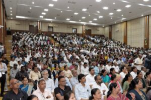નાગરિકોના 'ઈઝ ઓફ લિવિંગ' માટે મક્કમ ભાજપ સરકાર!  માનનીય મુખ્યમંત્રી શ્રી Bhupendra Patel ના શુભહસ્તે આજે ગાંધીનગરના મહાત્મા મંદિર ખાતે રાજ્યની મહાનગરપાલિકાઓ માટે ₹2,992 કરોડ અને નગરપાલિકાઓ માટે ₹858 કરોડ, એમ કુલ ₹3,850 કરોડની રકમના ચેક સર્વાંગી વિકાસ કાર્યો માટે અર્પણ કરવામાં આવ્યા. આ અવસરે ગુજરાતના શહેરી વિકાસની 20 વર્ષની સિદ્ધિઓની સફર આલેખતી અને વડનગરની ગૌરવગાથા દર્શાવતી વિશેષ કોફી ટેબલ બુક્સનું વિમોચન કરવામાં આવ્યું.  આ પ્રસંગે કેબિનેટ મંત્રી શ્રી કનુભાઈ દેસાઈ, શ્રી જીતુભાઈ વાઘાણી, રાજ્યકક્ષાના મંત્રી શ્રીમતી દર્શનાબેન વાઘેલા, નાયબ મુખ્ય દંડક શ્રી જગદીશભાઈ મકવાણા, ગાંધીનગરના મેયર શ્રીમતી મીરાબેન પટેલ સહિત હોદ્દેદારો અને પદાધિકારીઓ ઉપસ્થિત રહ્યાં