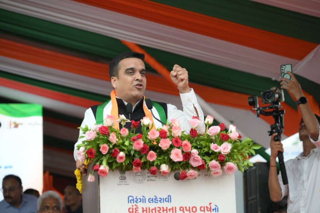 દેશભક્તિના રંગે રંગાયું કર્ણાવતી મહાનગર... 🇮🇳 હર ઘર તિરંગા અભિયાન અંતર્ગત નાયબ મુખ્યમંત્રી શ્રી Harsh Sanghavi ની વિશેષ ઉપસ્થિતિમાં કર્ણાવતી મહાનગર ખાતે ભવ્ય તિરંગા યાત્રા યોજાઈ. રાષ્ટ્રધ્વજ પ્રત્યેના ગૌરવ અને દેશભક્તિની ભાવનાથી ઓતપ્રોત આ યાત્રામાં હજારોની સંખ્યામાં નગરજનો જોડાયા. #HarGharTiranga
