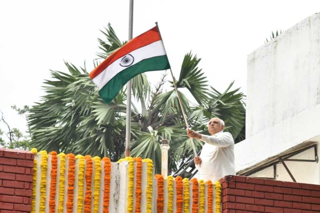 હર ઘર તિરંગા, હર મન રાષ્ટ્રભક્તિ! 🇮🇳 ‘હર ઘર તિરંગા’ અભિયાન અંતર્ગત માનનીય મુખ્યમંત્રી શ્રી Bhupendra Patel એ પોતાના નિવાસસ્થાને રાષ્ટ્રધ્વજ લહેરાવી દેશપ્રેમ, રાષ્ટ્રગૌરવ અને કર્તવ્યનિષ્ઠાનો સંદેશ આપ્યો. રાષ્ટ્રની એકતા, અખંડિતતા અને સ્વાભિમાનના પ્રતીક એવા તિરંગાની શાન સદૈવ ઊંચી રહે અને ભારત પ્રગતિના નવા કીર્તિમાન સર કરતું રહે તે માટે આપણે સૌ સાથે મળીને વિકસિત ભારતના સંકલ્પને સાકાર કરીએ. 🇮🇳 #HarGharTiranga
