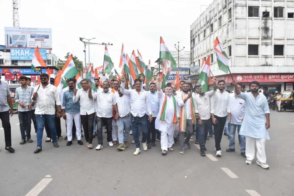 તિરંગાના રંગે રંગાયું ભરૂચ! 🇮🇳 'હર ઘર તિરંગા' અભિયાન અંતર્ગત આજે ભરૂચ ખાતે ભવ્ય તિરંગા યાત્રા યોજાઈ. બાળકોથી લઈને વડીલો સુધી સૌએ ઉત્સાહભેર સહભાગી થઈ રાષ્ટ્રભક્તિનો જયઘોષ કર્યો અને તિરંગા પ્રત્યેનું ગૌરવ વ્યક્ત કર્યું. #HarGharTiranga