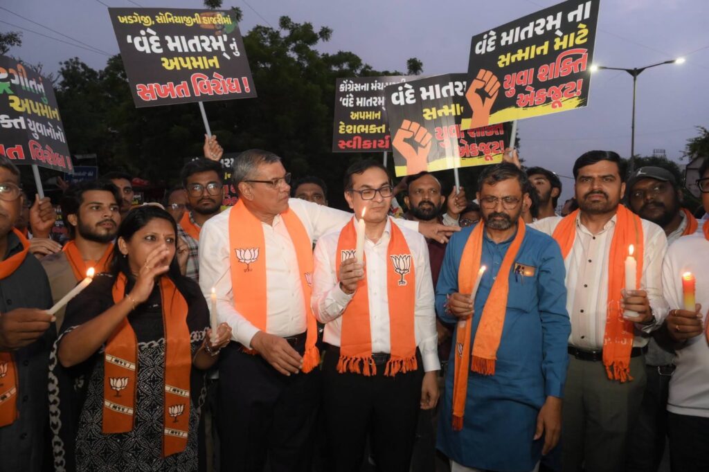 अहमदाबाद की धरती से गूंजी ललकार, 'वंदे मातरम्' का अपमान नहीं सहेगा हिंदुस्तान..! 'वंदे मातरम्' माँ भारती के प्रति हमारी अटूट श्रद्धा और राष्ट्रीय स्वाभिमान का प्रतीक है। इस पाप के लिए कांग्रेस देश से माफी मांगे।