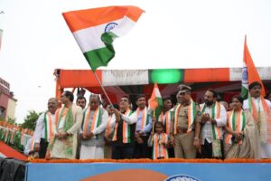 દેશભક્તિના રંગે રંગાયું કર્ણાવતી મહાનગર... 🇮🇳 હર ઘર તિરંગા અભિયાન અંતર્ગત નાયબ મુખ્યમંત્રી શ્રી Harsh Sanghavi ની વિશેષ ઉપસ્થિતિમાં કર્ણાવતી મહાનગર ખાતે ભવ્ય તિરંગા યાત્રા યોજાઈ. રાષ્ટ્રધ્વજ પ્રત્યેના ગૌરવ અને દેશભક્તિની ભાવનાથી ઓતપ્રોત આ યાત્રામાં હજારોની સંખ્યામાં નગરજનો જોડાયા. #HarGharTiranga